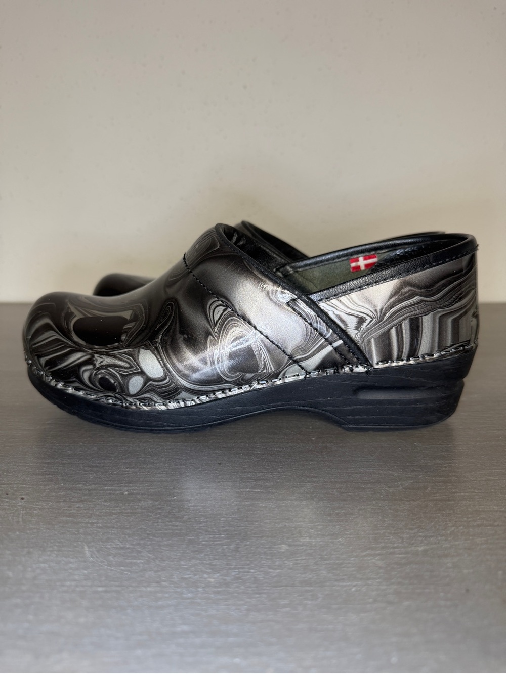 Sanita Original  Black/Silver Grey Abstract Design Patent Clogs Size 37 Very Gd - Picture 3 of 9
